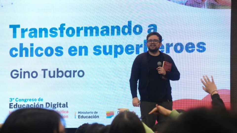 Gino Tubaro durante su  exposición.