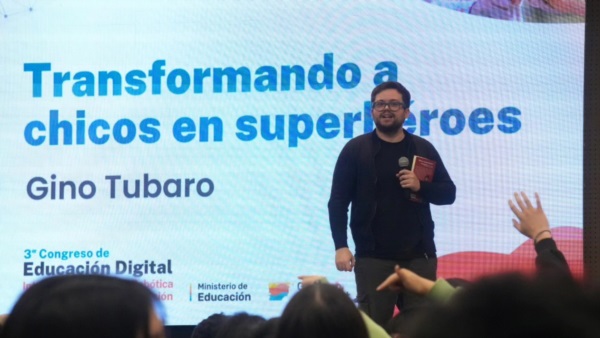Gino Tubaro durante su  exposición.