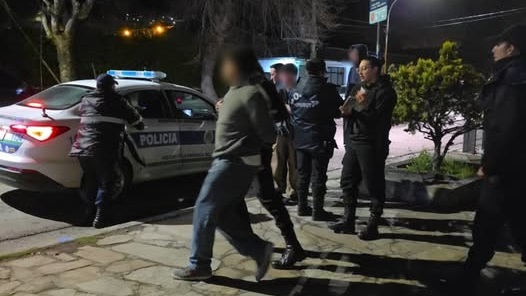 Uno de los sujetos trasladados a la comisaría Primera de Esquel.