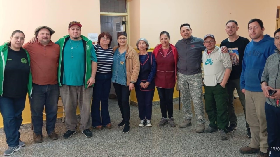 Delegados de ATE con trabajadores auxiliares de la Escuela Nº 740 EMETA.