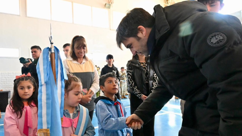 Torres saludando a alumnos del nivel inicial.