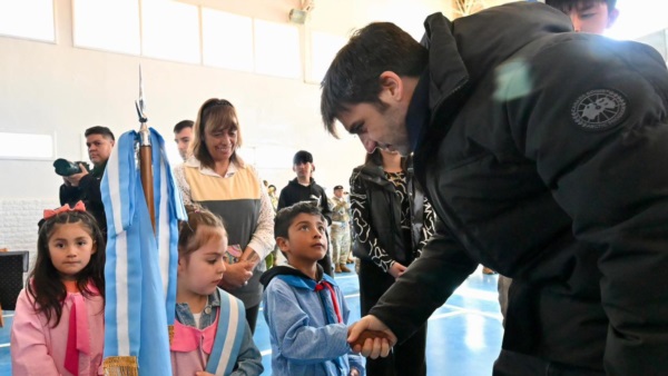 Torres saludando a alumnos del nivel inicial.