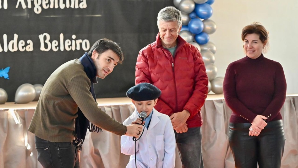 El primer mandatario provincial junto a un alumno, Menna y Romero.