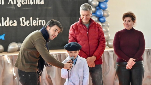 El primer mandatario provincial junto a un alumno, Menna y Romero.