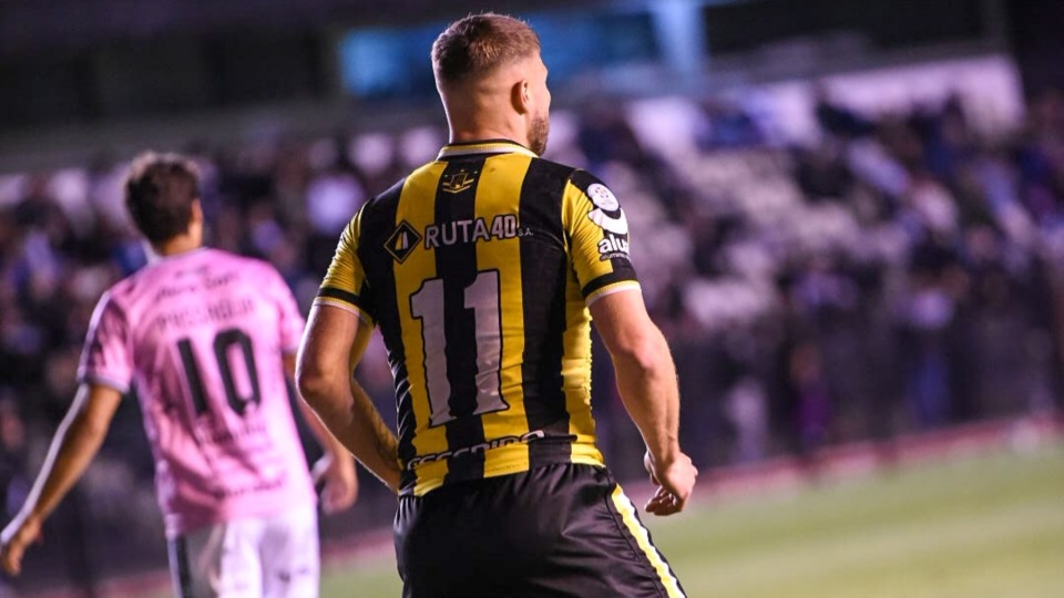 Rivero tuvo la primera de gol, pero luego se fue expulsado. Foto: Nati Ledesma.