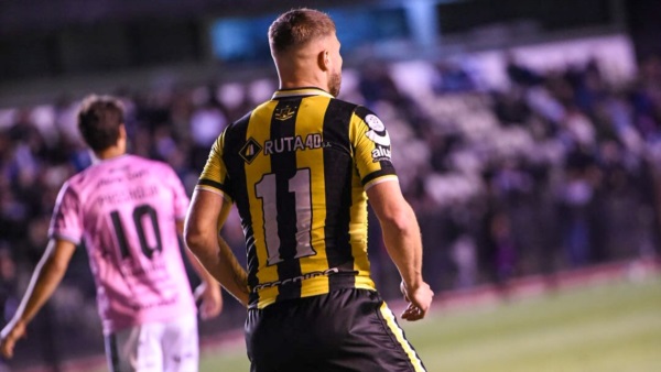 Rivero tuvo la primera de gol, pero luego se fue expulsado. Foto: Nati Ledesma.