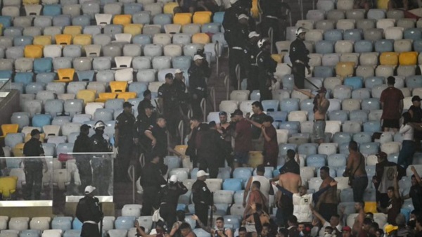 Otra vez los policías brasileños golpean a aficionados argentinos.