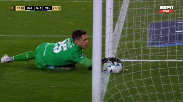 La atajada de Cambeces para evitar el gol de Vélez frente a Racing.