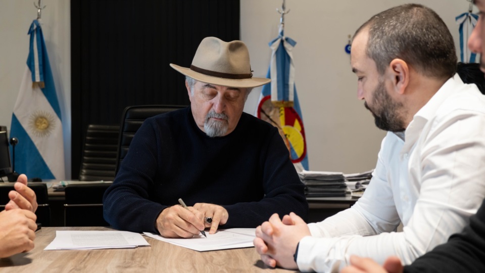 El intendente Othar Macharashvili firmó el convenio  para la realización de la obra.