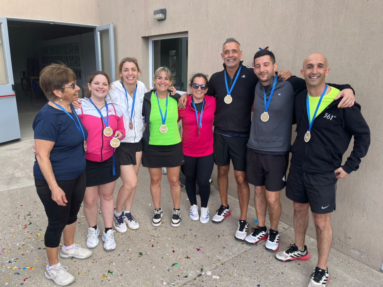 El equipo vencedor del primer Torneo Express en el Trelew Tennis Club.,