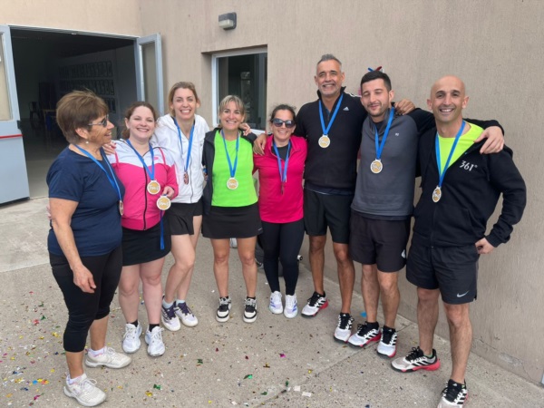 El equipo vencedor del primer Torneo Express en el Trelew Tennis Club.,
