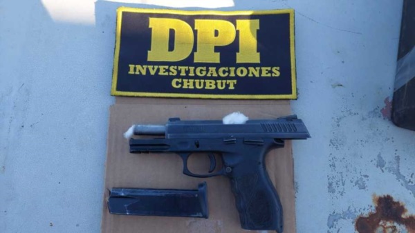 El arma 9 mm. milímetros de la Policía encontrada en poder de una mujer.