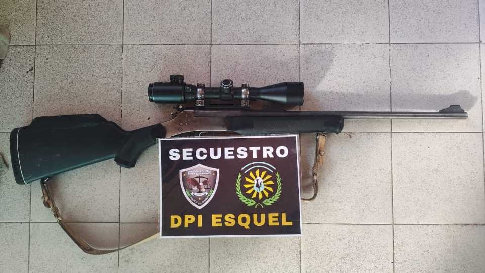 Una de las armas de fuego incautadas durante el procedimiento.