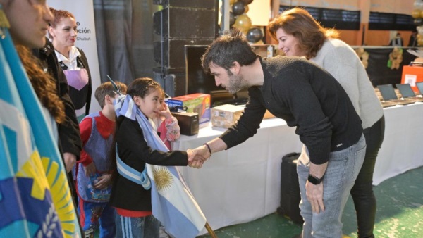 Torres y Romero saludando a niños del nivel inicial.