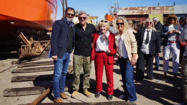 Funcionarios municipales en la botadora del "Ciudad de Nijar".