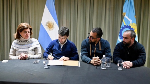 El gobernador Ignacio Torres rubricando el inicio de la Malla 632.