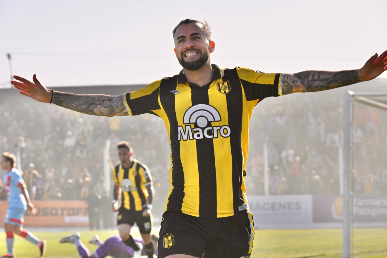 Nicolás Mana convirtió el gol para el triunfo parcial de Madryn. (Foto: Daniel Feldman/Jornada).