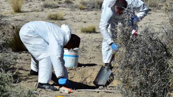 Investigadores trabajando en uno de los sitios donde fue hallado uno de los cuerpos.