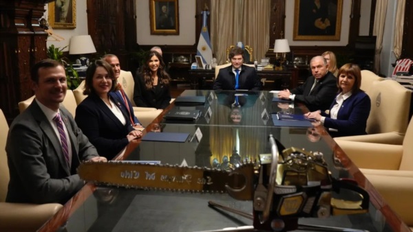 Motosierra sí, visa no. Kristi Noem impulsó el acuerdo sin la debida coordinación previa con el Departamento de Estado.