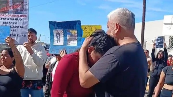 Bianca Vargas, madre de Elías, abrazada por su padre.