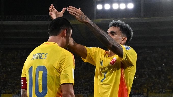 Luis Díaz celebrando con James Rodríguez, el tanto de este último.