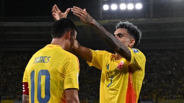 Luis Díaz celebrando con James Rodríguez, el tanto de este último.