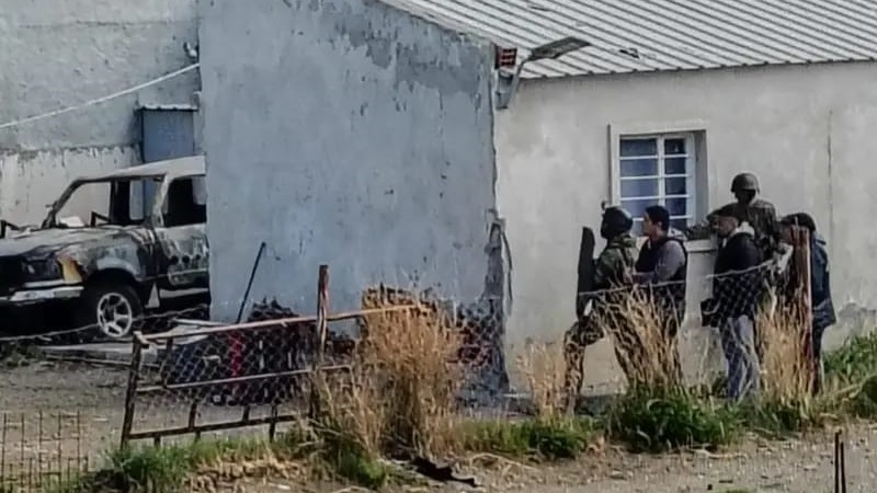 La Policía interviniendo en la mañana de este jueves en el barrio Ciudadela. (Foto: Comodoro24). 24