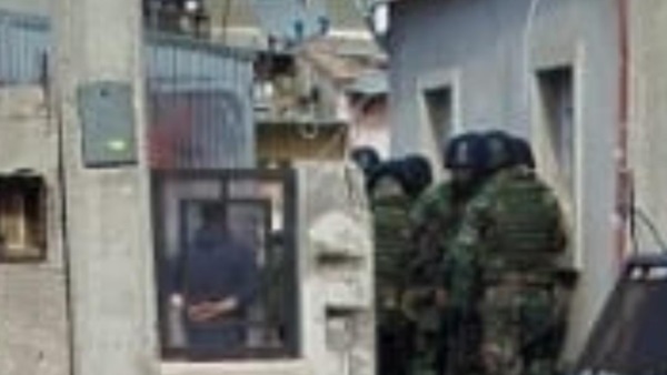 Momentos en que los grupos especiales ingresan a la vivienda de la calle 1° de Mayo..