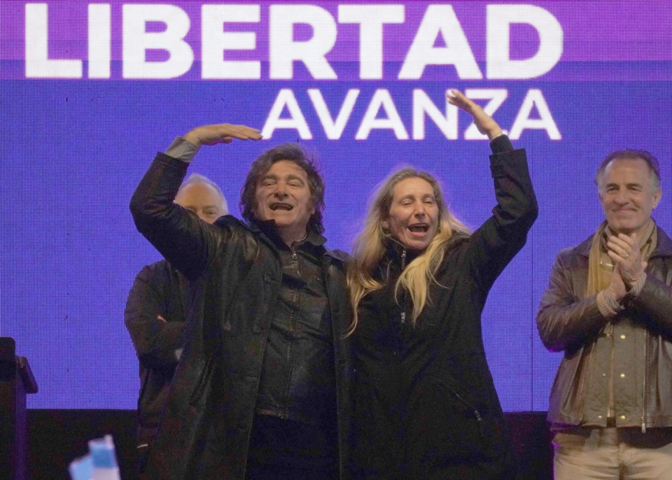 Hermanos en armas. Milei defiende a Karina, a pesar de las evidencias.