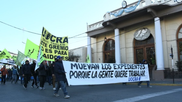 La UOCRA frente a la Municipalidad de Trelew, reclamando que "muevan los expedientes".
