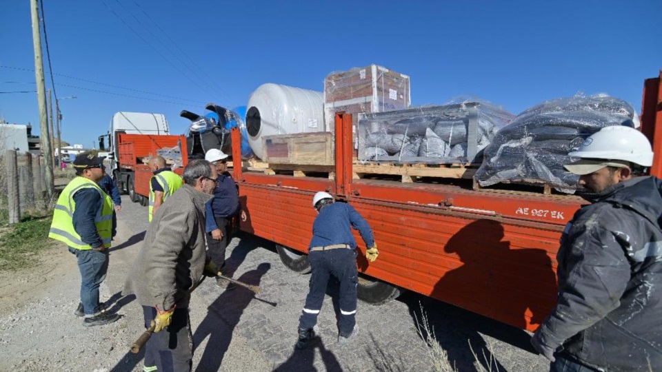 Los equipos llegando a la futura planta.