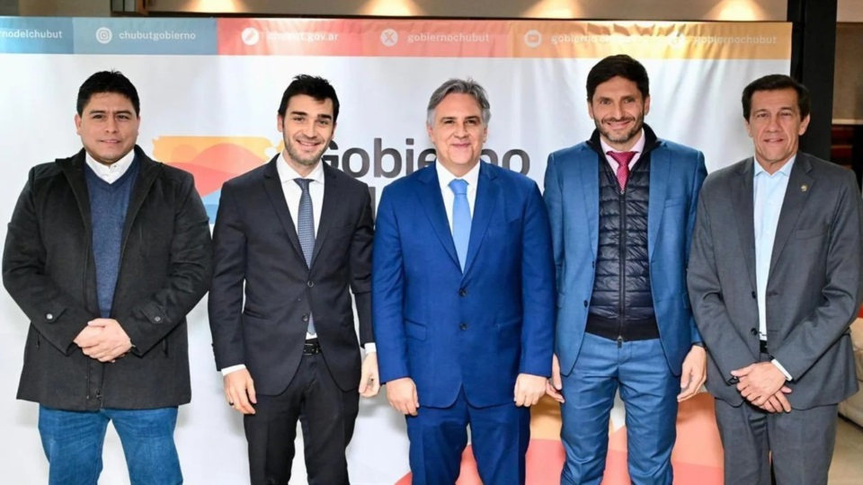 Claudio Vidal, Ignacio Torres, Martín Llaryora, Maximiliano Pullaro y Carlos Sadir.