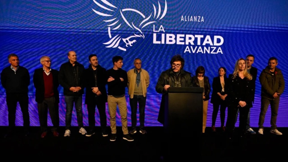 Javier Gerardo Milei y sus mariscales de la derrota en la noche del domingo, en Buenos Aires.