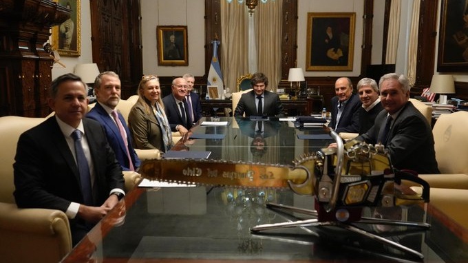 Milei, funcionarios y miembros del BID.