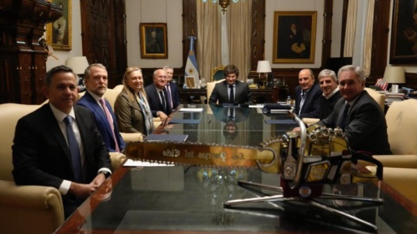 Milei, funcionarios y miembros del BID.