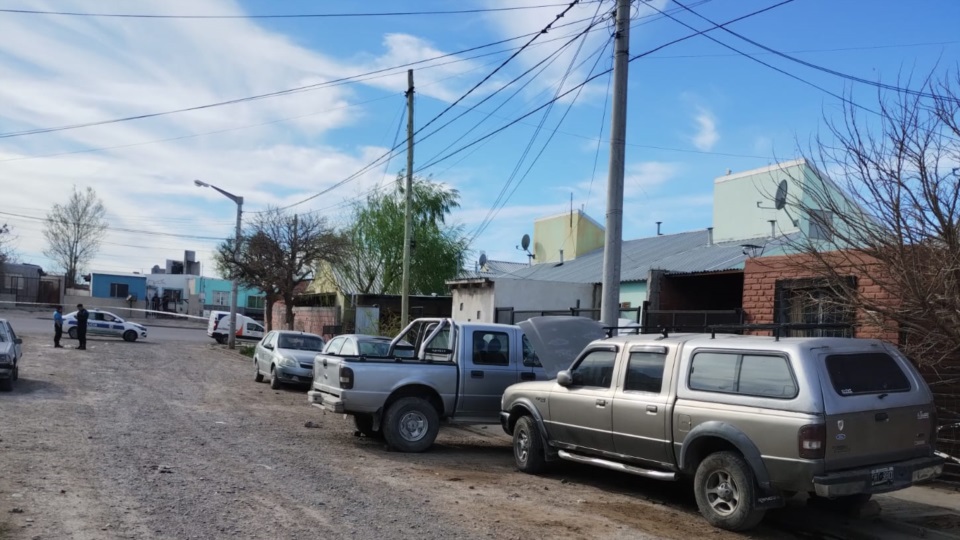 La camioneta con el capot abierto en la que trabajaba Prim - Fotografía enviada a Jornada