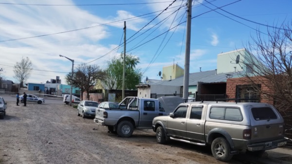 La camioneta con el capot abierto en la que trabajaba Prim - Fotografía enviada a Jornada