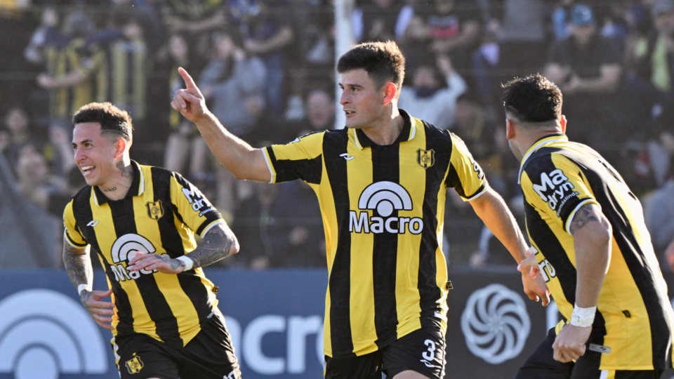 El festejo de Diego Martínez para el 1-0 de Madryn. Foto: Daniel Feldman/Jornada Medios.