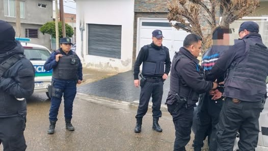 Uno de los integrantes de la pareja es llevado detenido a la comisaría Tercera.