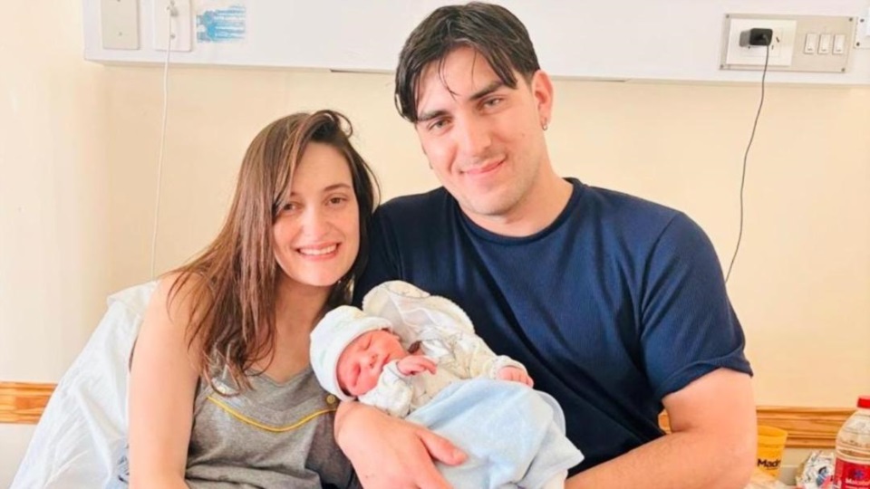 Benjamín con sus padres, Celeste y Christian en Puerto Madryn.