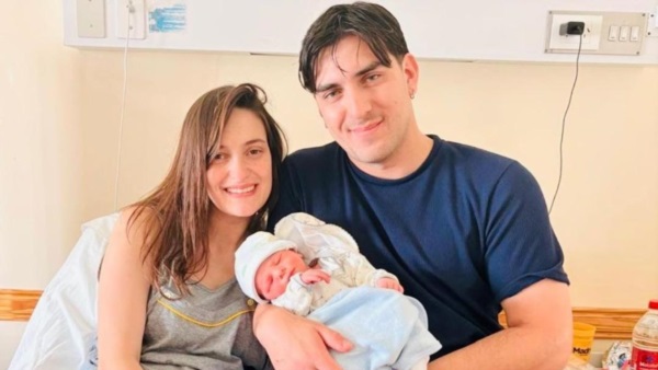 Benjamín con sus padres, Celeste y Christian en Puerto Madryn.