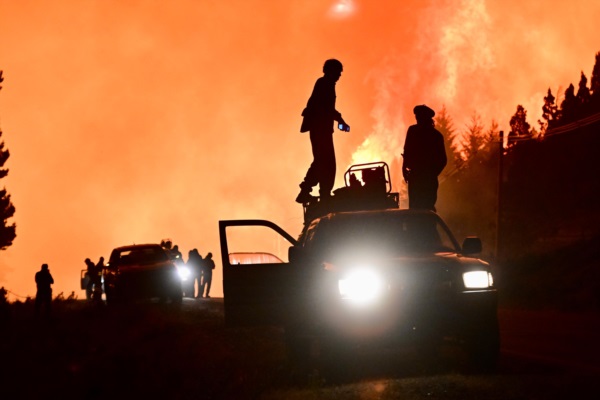 Todo esfuerzo parece en vano ante la inmensidad del fuego.