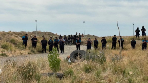 Personal policial custodiando el sitio.