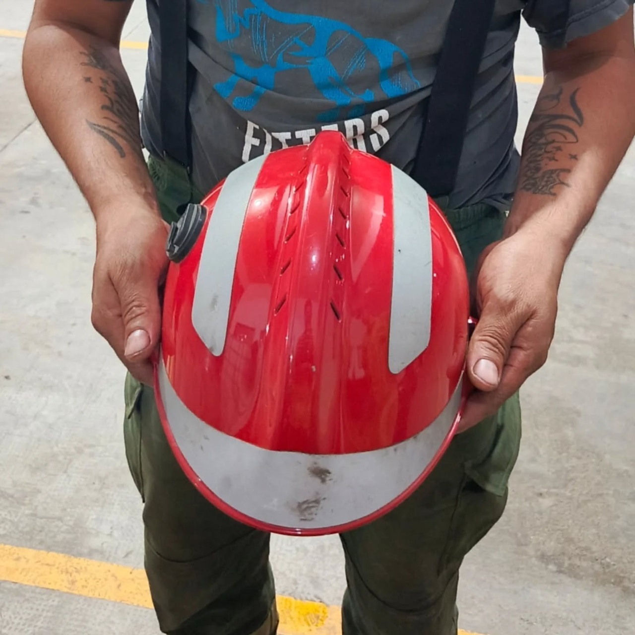 La última miseria humana: robarle el casco a un bombero.