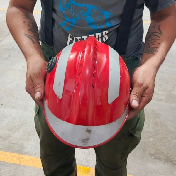 La última miseria humana: robarle el casco a un bombero.