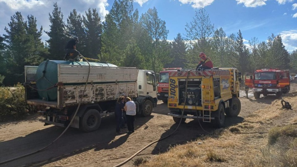 Los bomberos trabajando en el sitio.