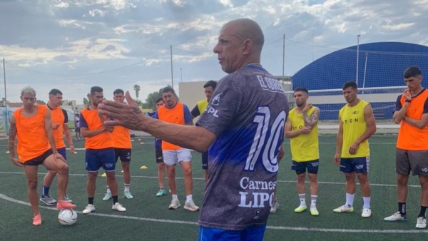 Hugo Barrientos habla con su plantel en el predio de Sol de Mayo. (Foto: Facebook de Newbery).
