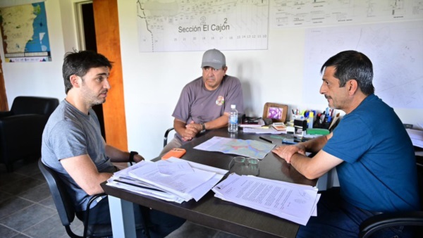 Torres junto al intendente de Cholila, Silvio Boudargham.