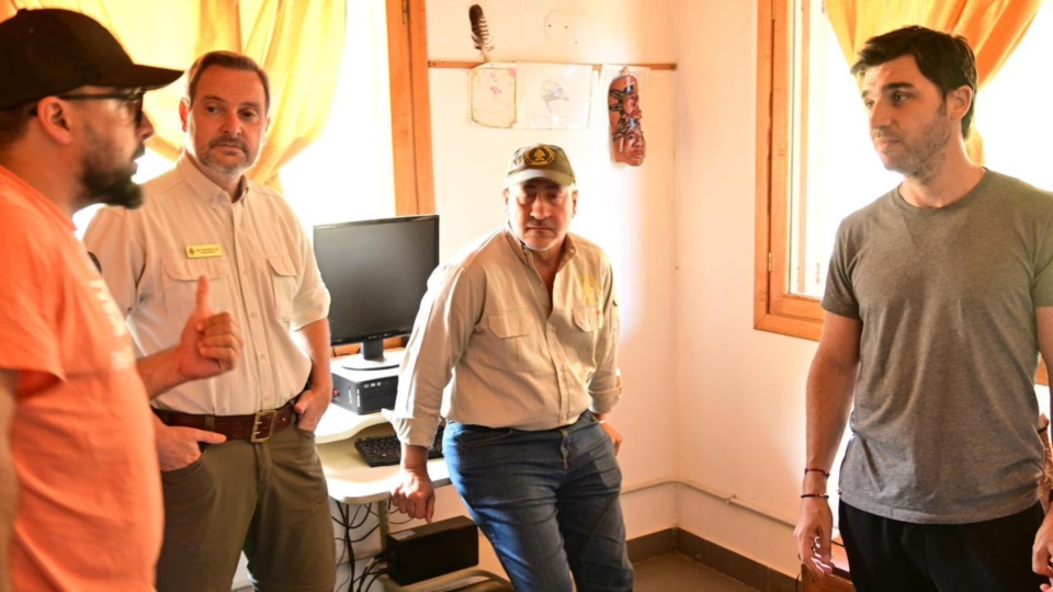 El gobernador supervisando las acciones preventivas.