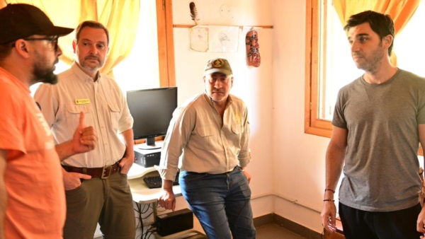 El gobernador supervisando las acciones preventivas.